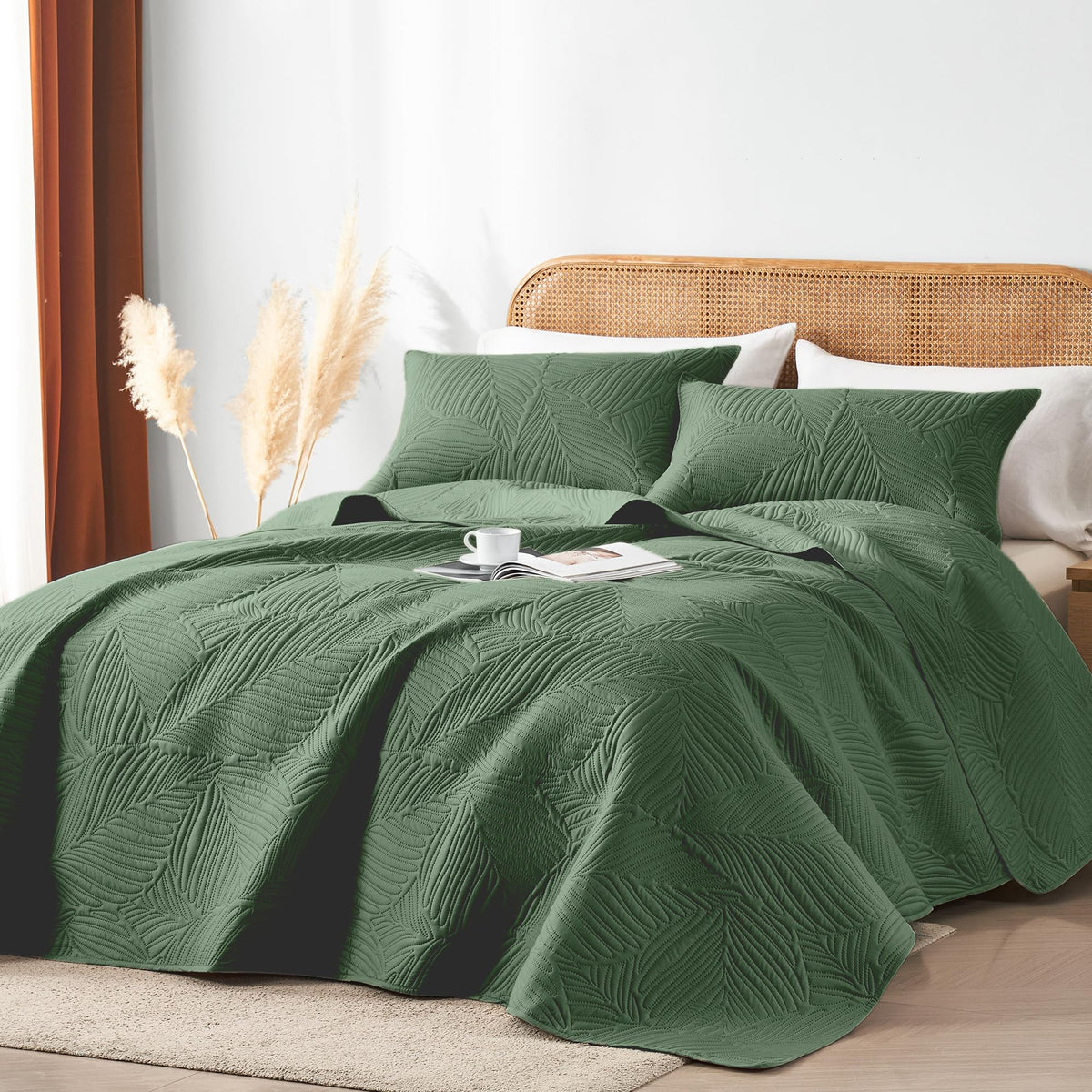 OARAGE Leaf-pattern quilt adds natural charm to your bed.