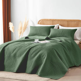 OARAGE Leaf-pattern quilt adds natural charm to your bed.