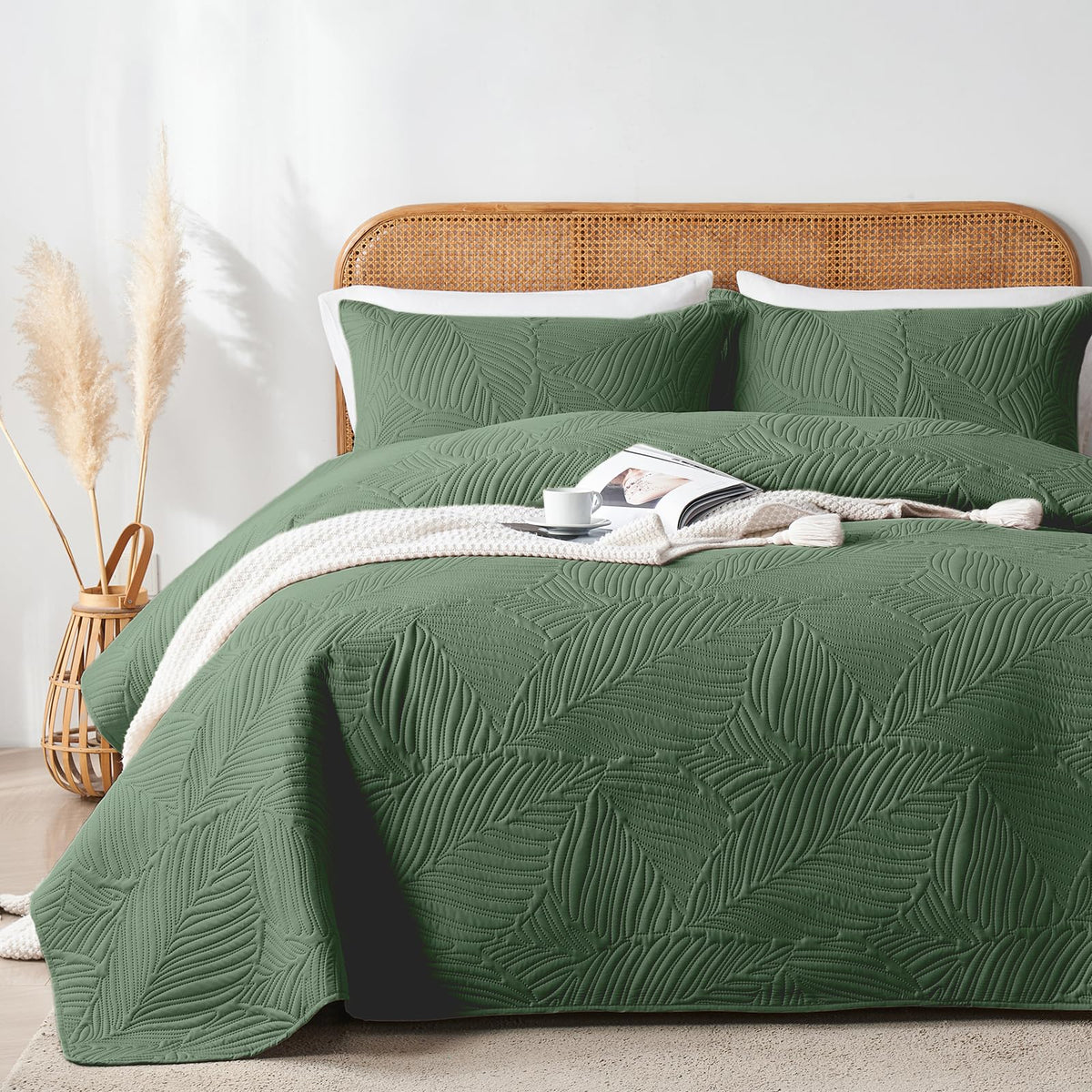 OARAGE Queen Quilt olive green – soft, breathable surface.