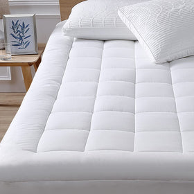 Oaskys queen cooling mattress topper provides a cool, soft surface for restful nights.