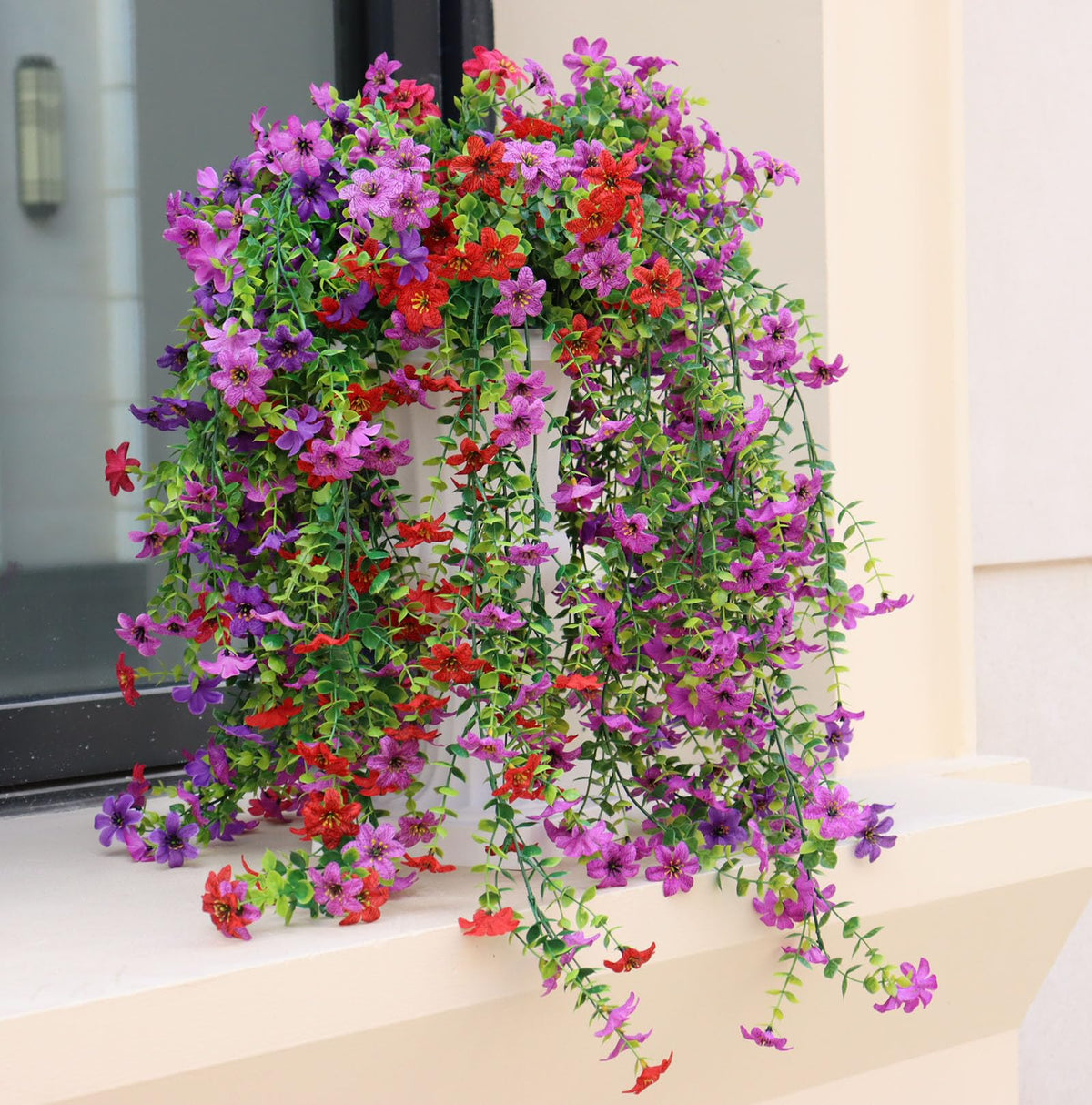 Obmnor outdoor decor stays fresh-looking all season