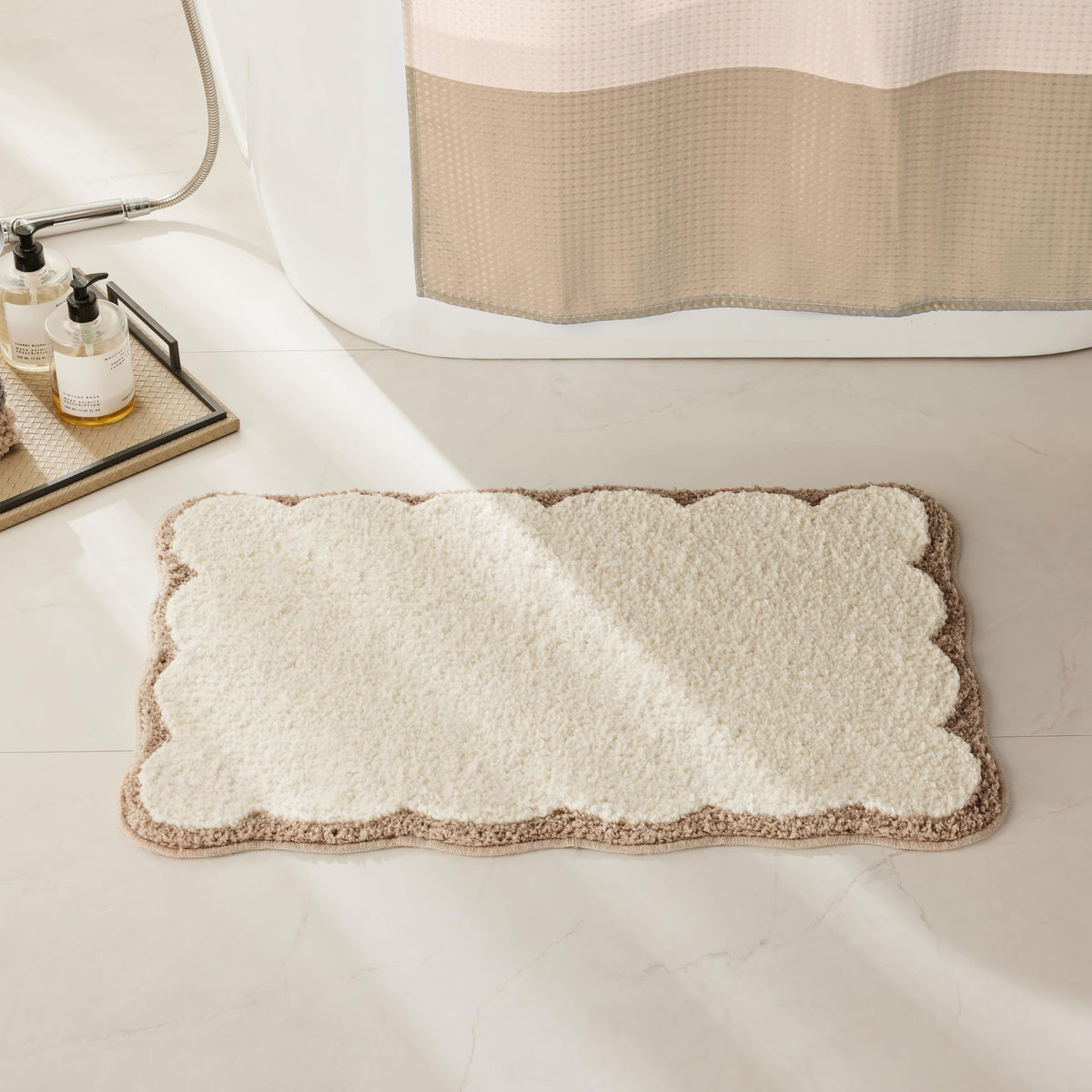 Ohocut bath mat demonstrates strong moisture absorption for dry bathroom floors.