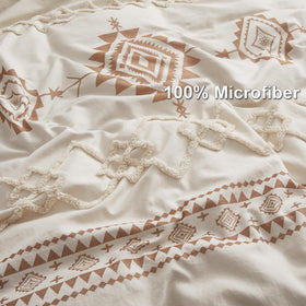 Oli Anderson duvet cover with zipper closure keeps the comforter secure all night
