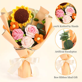 Omldggr crochet rose bouquet detail highlights craft and texture.