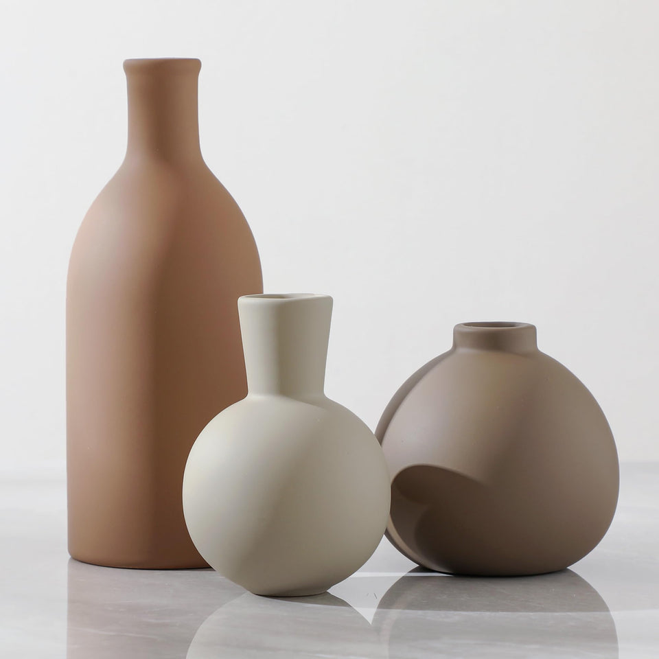 OOIT ceramic vase set with varied shapes enhances rustic centerpieces.