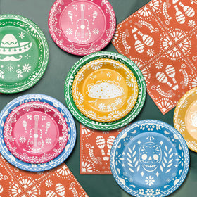 Osonm disposable tableware emphasizes quick cleanup after the party.