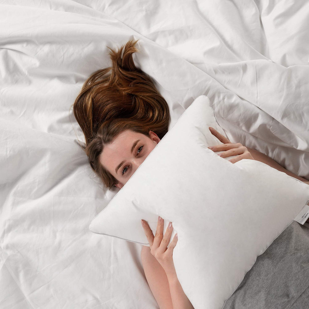 Oubonun pillow insert with soft fluffy fill offers cozy lounging and gentle support.