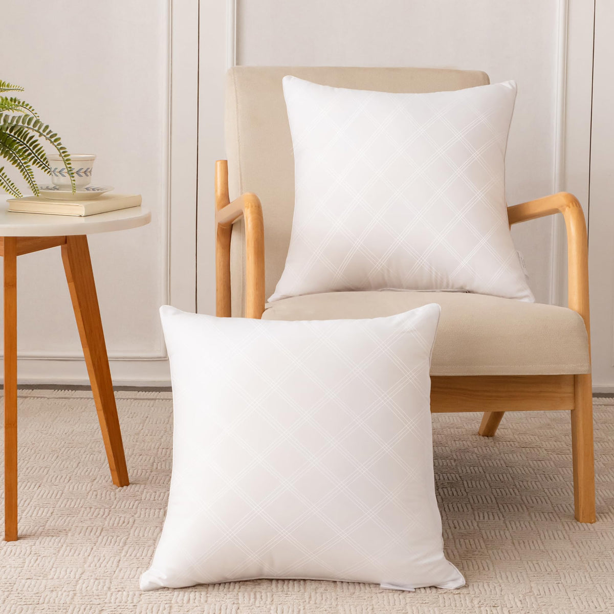 Oubonun white square throw pillow insert, close-up on high-resilience 3D polyester fill for balanced comfort.
