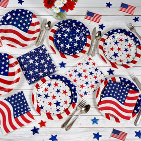 OuMuaMua patriotic party supplies create photo-ready tabletop setups.