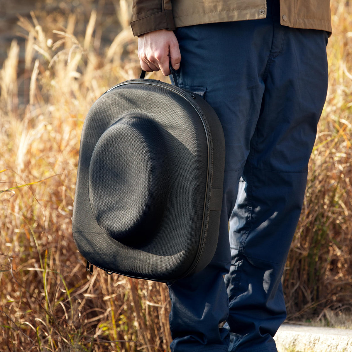 Ozueccr travel case interior elastic straps keep hats secure.
