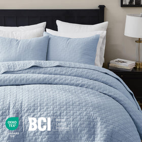 Palassio bedspread all-season close-up reveals versatile warmth and breathability.