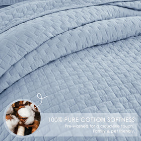 Palassio cotton-soft fabric close-up emphasizes airy comfort.