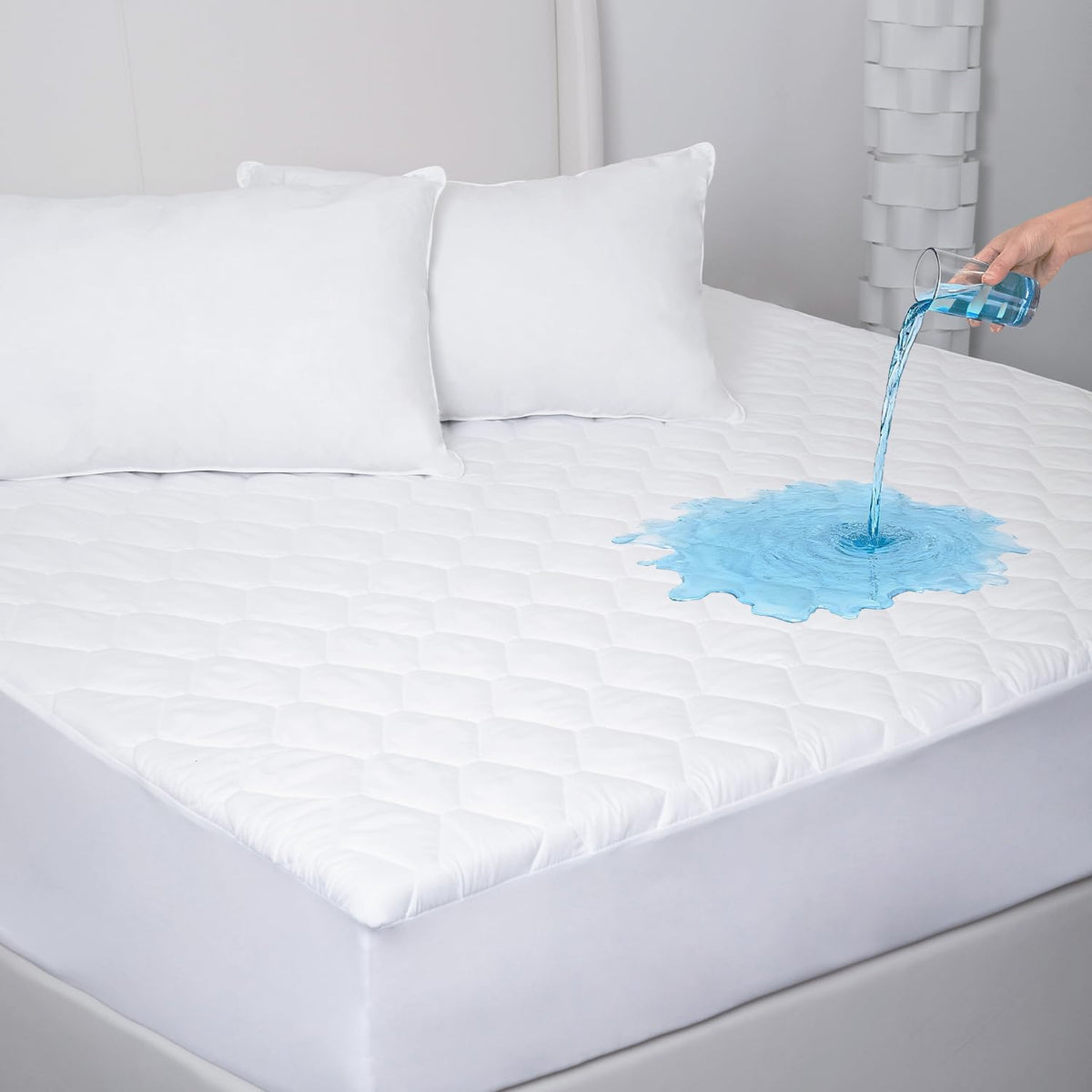 PDXM King Size Mattress Protector waterproof cover protects against spills and stains.