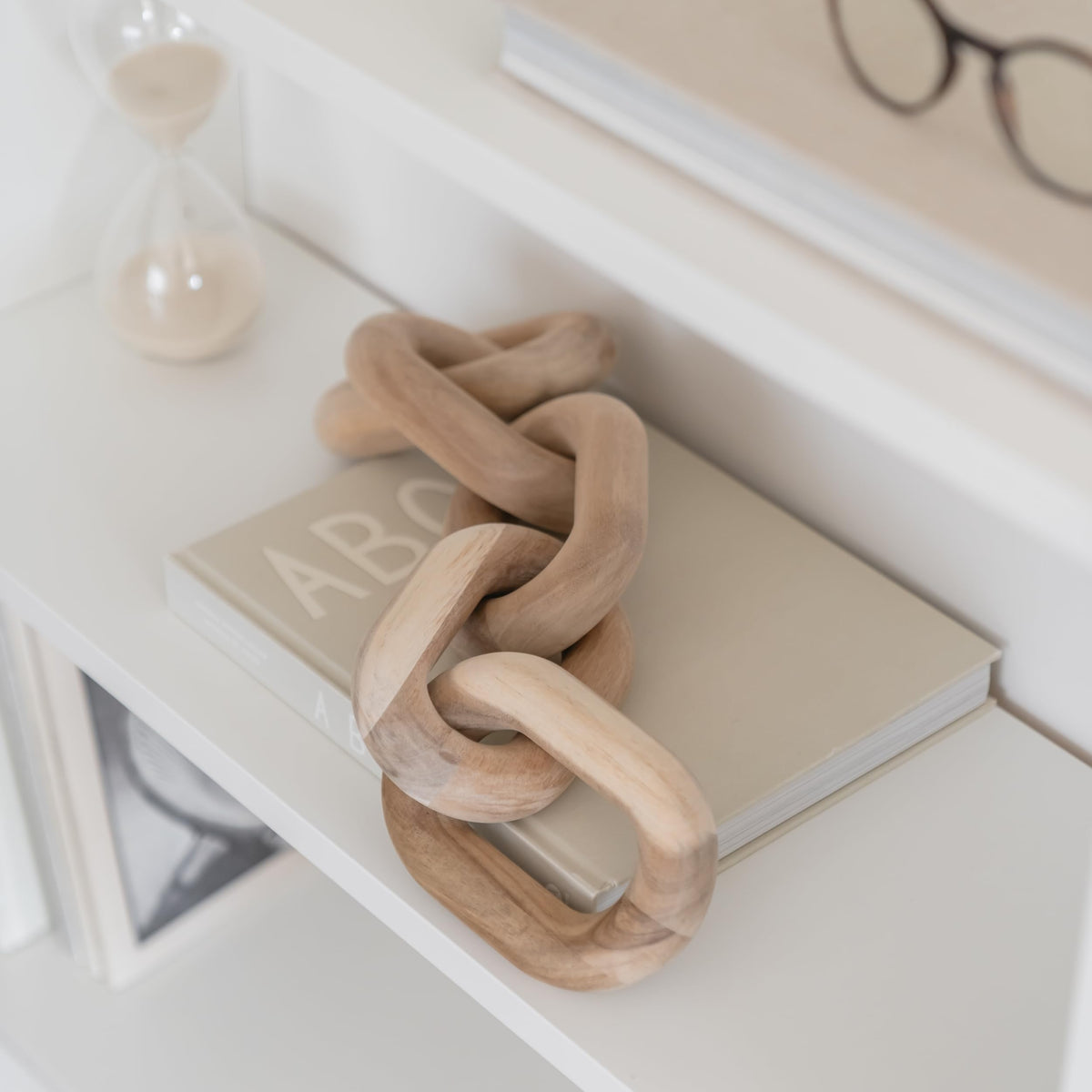 Peakoly acacia wood decorative chain paired with books for balanced shelf display