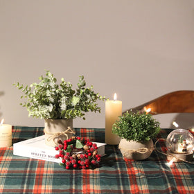 PENGYEE realistic-looking faux plants resist fading and stay green