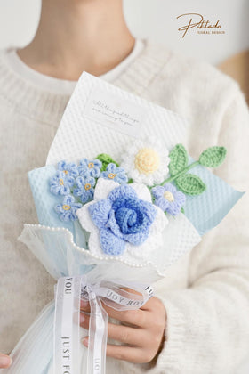 Piklado crochet bouquet close-up shows intricate stitches and lifelike petals.