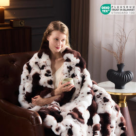 PLUUSHUU crystal velvet lining detail emphasizes luxury touch.