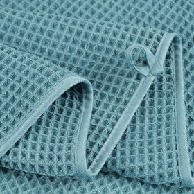 POLYTE towel with satin edges, refined finish and durable stitching.