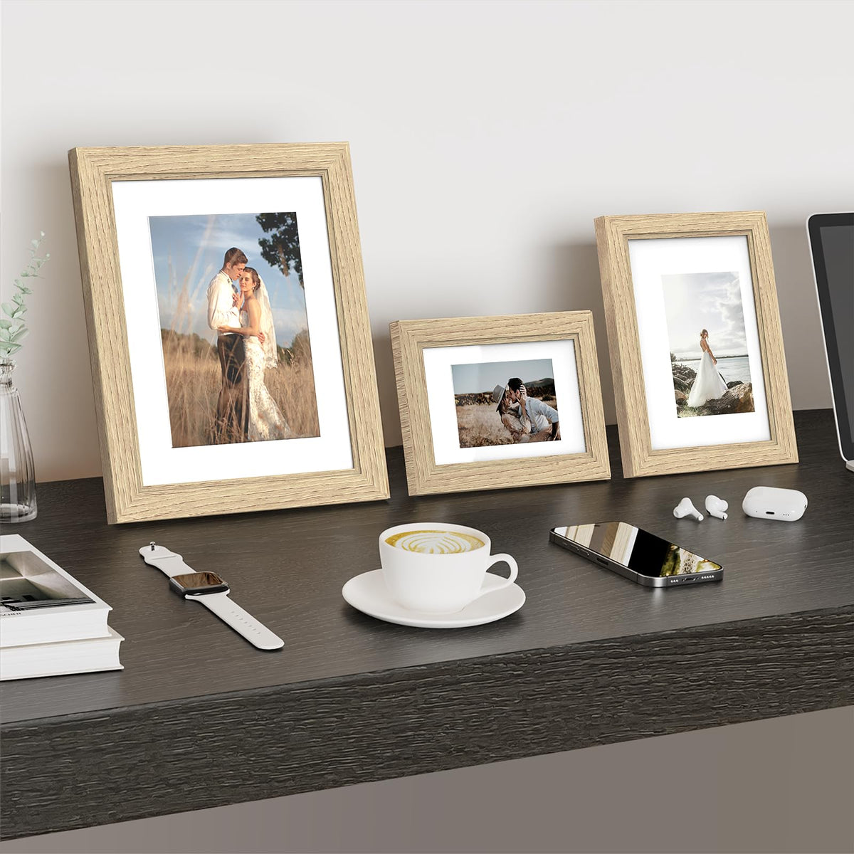 Povrgive spring-back system enables quick, no-damage photo swaps