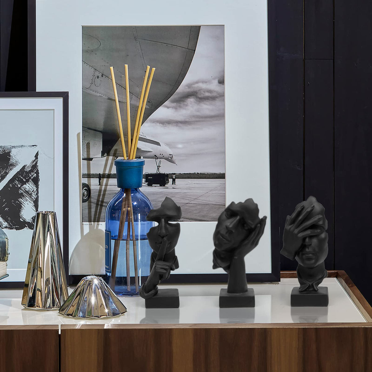 Prosfalt thinker statue side view showcases modern abstract design.