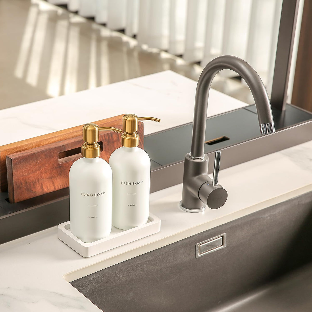 Prus Waso Gold glass dispenser close-up showcases premium glass and clear labels.