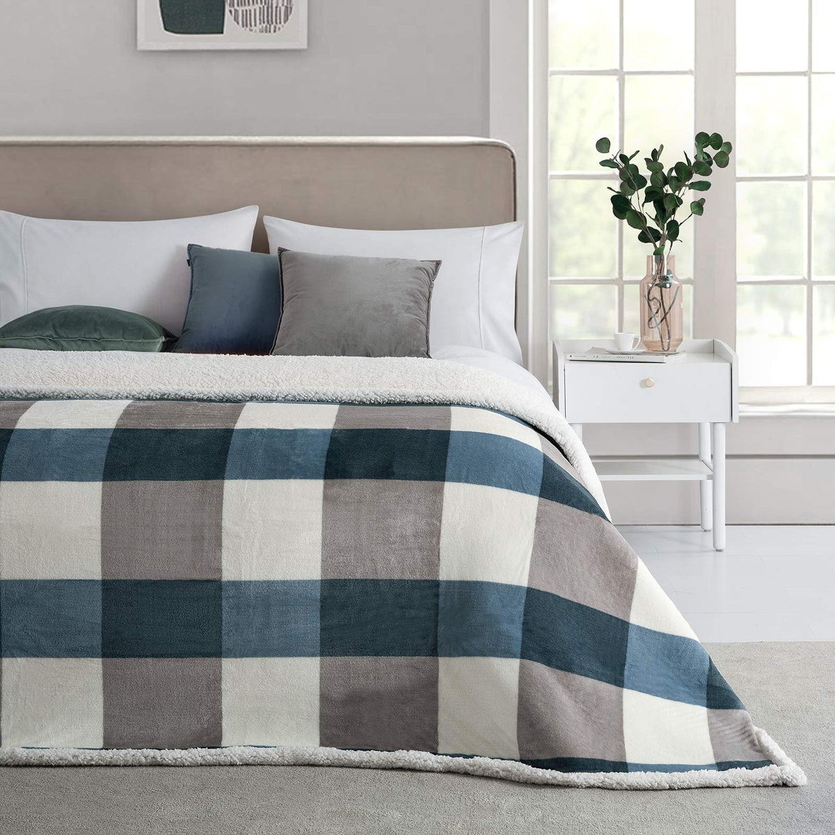 Close-up of PU MEI reversible plush texture showing two-layer warmth and durable stitching.