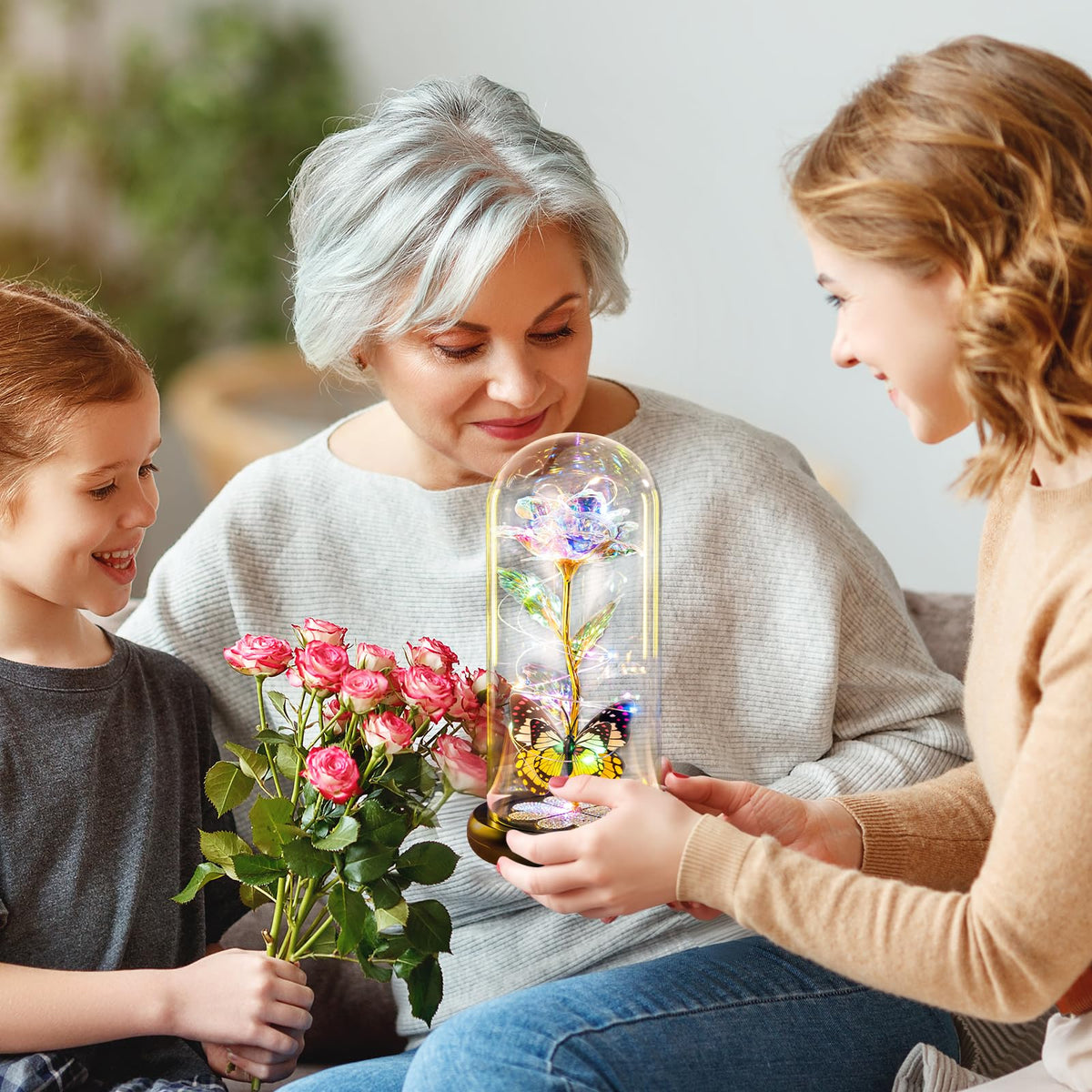 Pusuny Four-leaf crystal heart accents the rose display