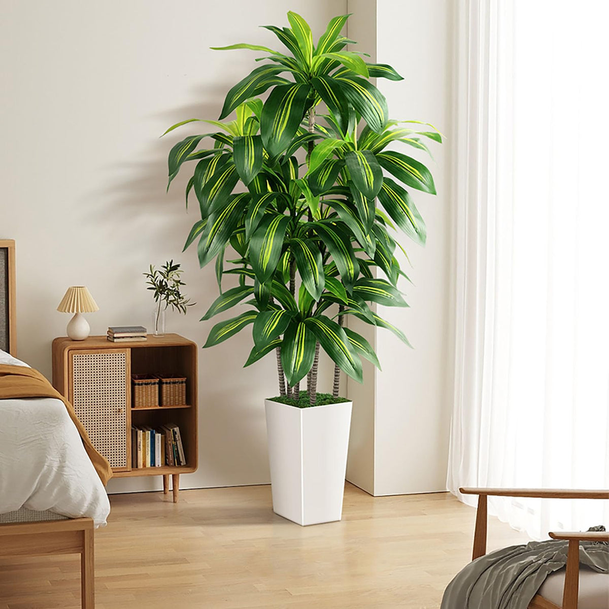 PUUKU durable, pet-friendly materials keep the tree stable.