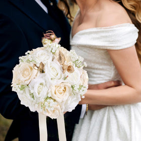 Qeedy bouquet measures 10 inches tall and 9 inches wide for balanced carry