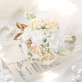 Qeedy roses in white and champagne for ceremony romance