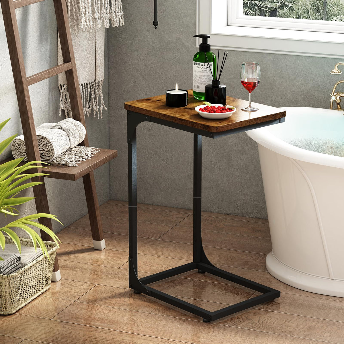 QEEIG C Table provides a stable surface for drinks.