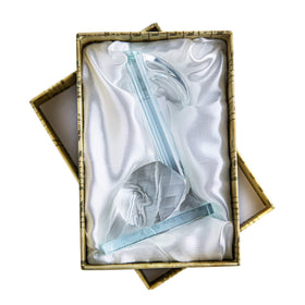 QFkris eighth-note figurine viewed from side for craftsmanship