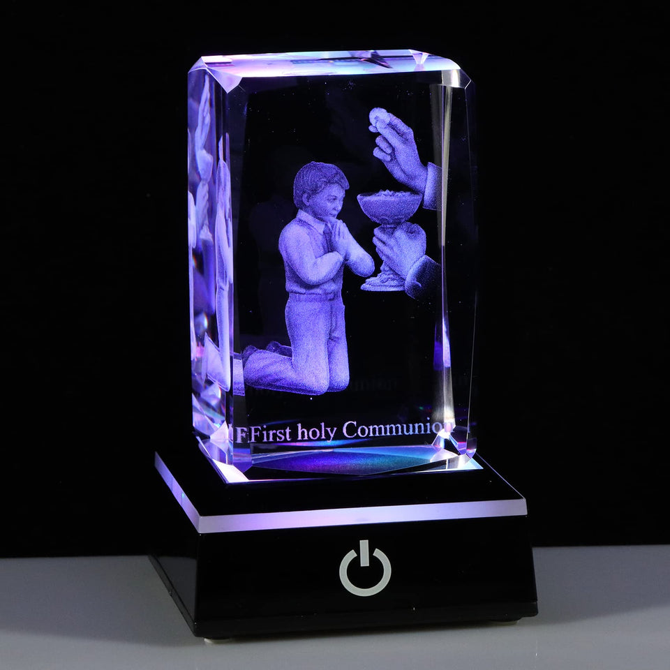 Qianwei crystal praying boy figurine with clear 3D engraving for First Communion keepsake.