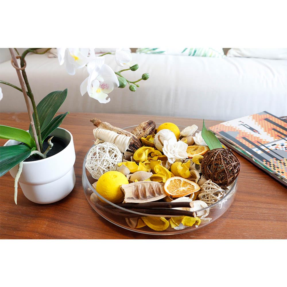 Qingbei Rina dried flowers with rattan balls create a decorative accent.