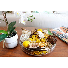 Qingbei Rina dried flowers with rattan balls create a decorative accent.