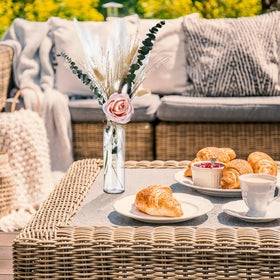 Qinyoung bridal shower and beach wedding décor kit for stylish events.