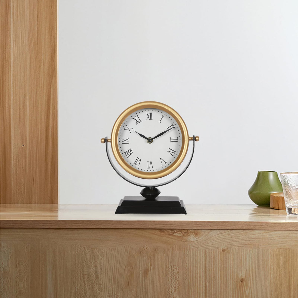 QIYAODECO desk clock features an easy-to-read dial for quick time checks.