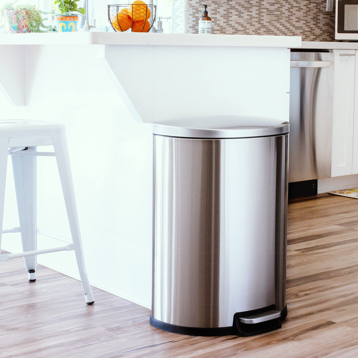 QUALIAZERO 50L trashcan with soft-close lid reduces noise during use.