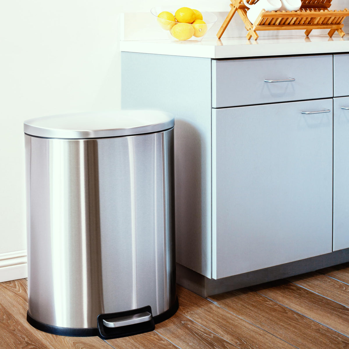 QUALIAZERO 50L trashcan soft-close lid for quiet operation in busy spaces.