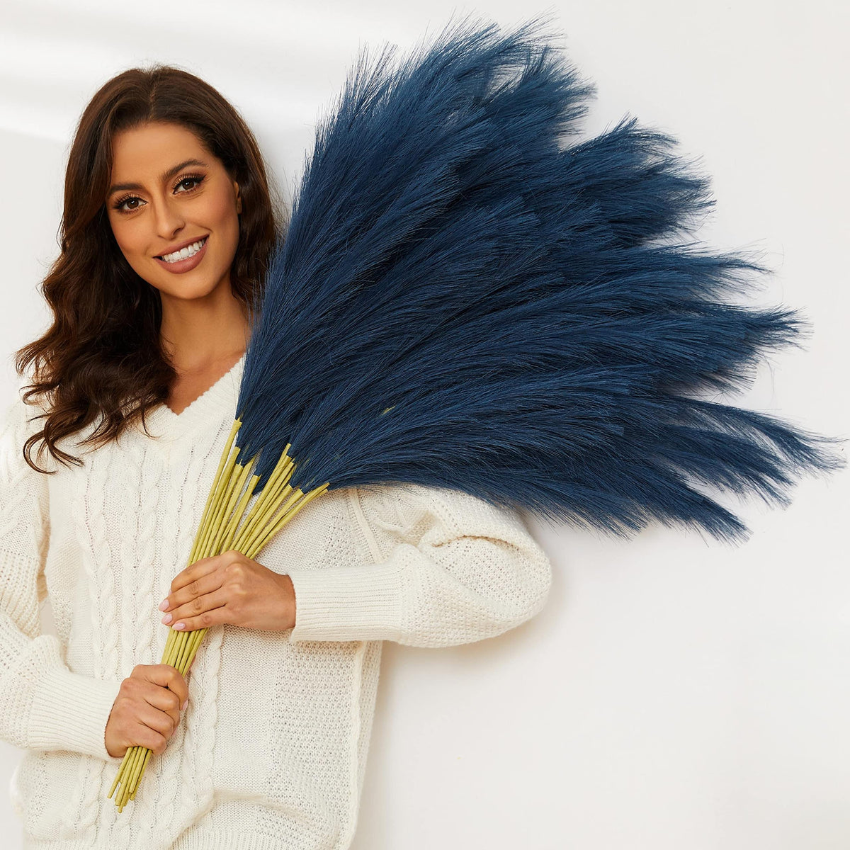 QUBITFUL blue pampas grass 9-stem close-up highlights fluffy plumes and silk texture.