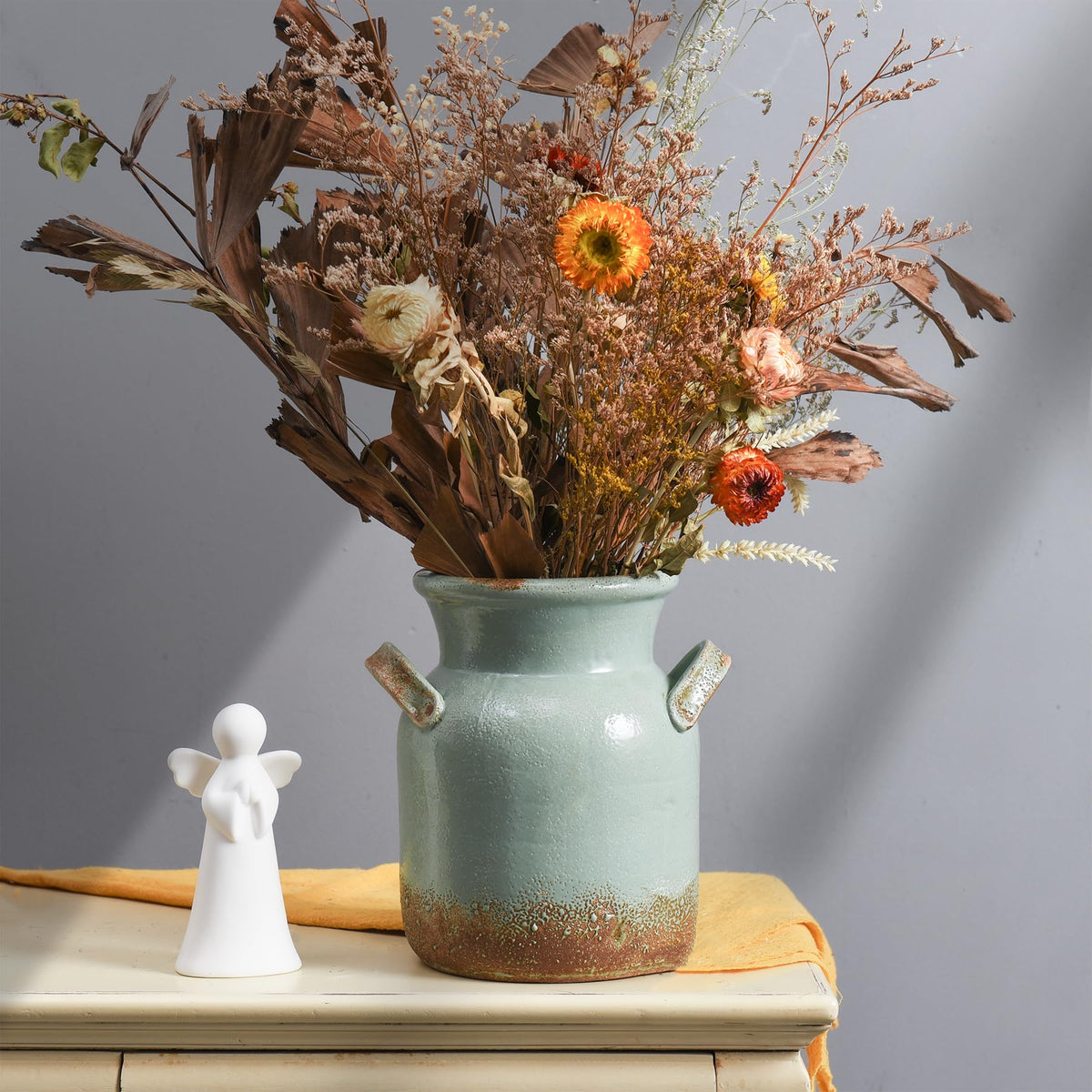 Quoowiit vase centered on a table acts as a warm centerpiece