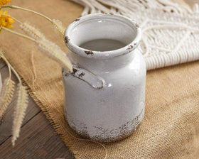 Quoowiit round-handled vase highlights elegant design for shelf decor.
