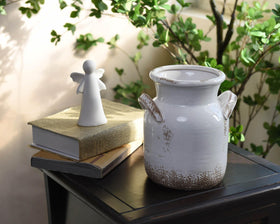 Quoowiit 8-inch vase serves as a centerpiece for desks or tables.