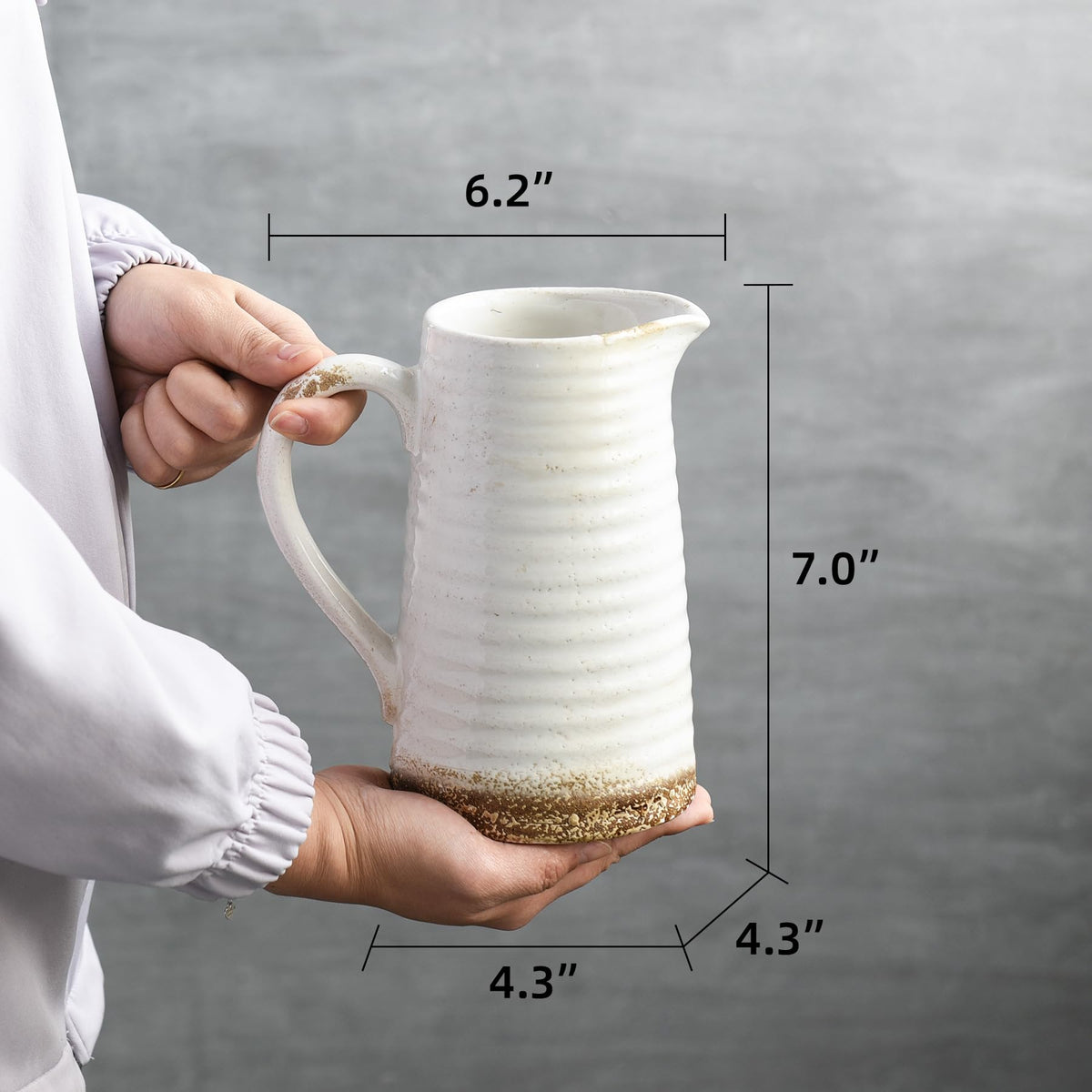 Quoowiit multi-purpose centerpiece vase doubles as practical shelf decor.