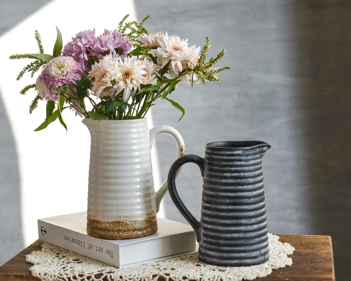 Quoowiit office and kitchen shelf vase complements modern spaces.