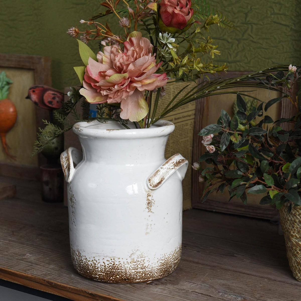 Quoowiit versatile vase doubles as a small organizer on desks.