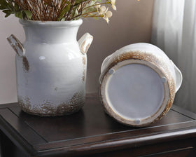 Quoowiit farmhouse vase enhances living rooms, kitchens, and bedrooms.