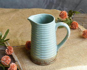 Quoowiit vintage farmhouse vase holds a bouquet with a 4-inch opening.
