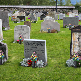 Quzzil assembled memorial set suits courtyards, gardens, and cemeteries.