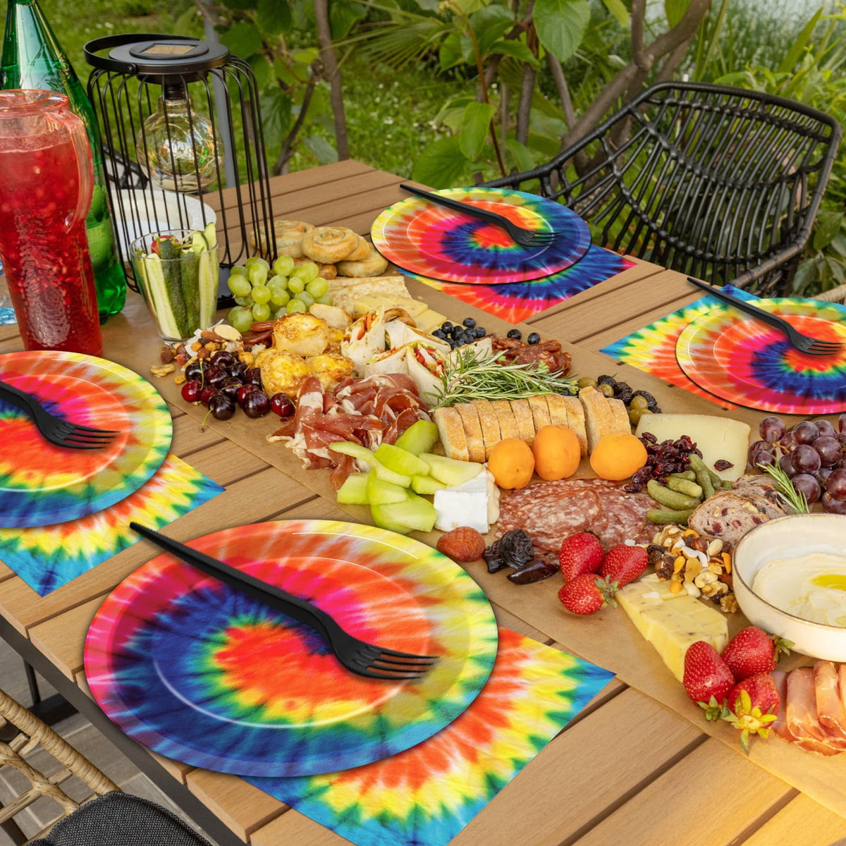 Qyeahkj tie-dye party decor creates a vibrant, memorable ambience.